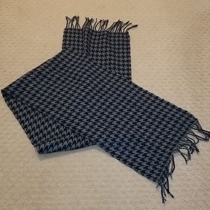 3/$20 🎉 Warm gray and black scarf